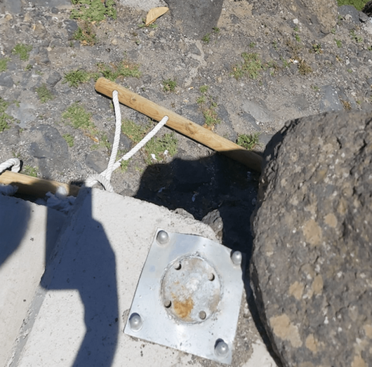 Varios postes han sido arrancados de sus anclajes / TA